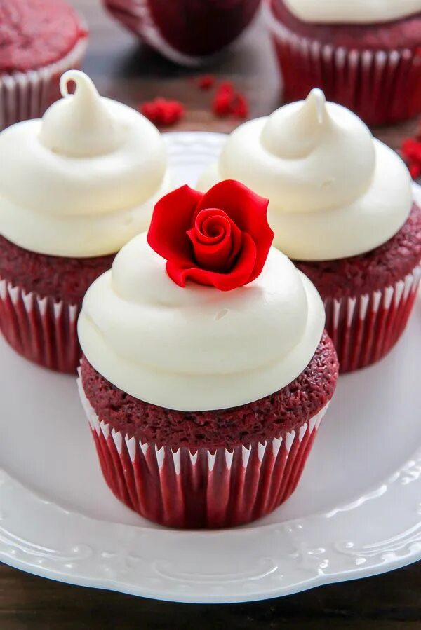 Красные пирожные фото One Bowl Red Velvet Cupcakes - Baker by Nature Recipe Red velvet cupcakes recipe