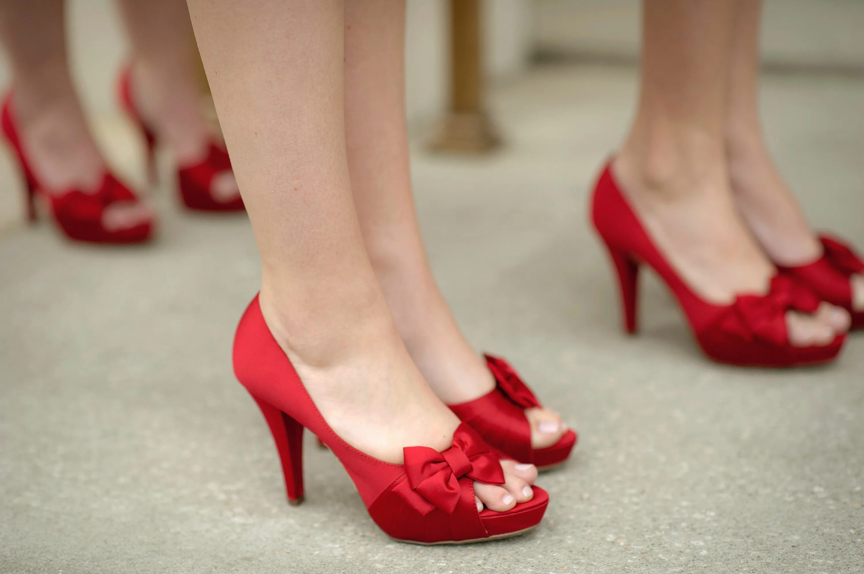 Красные платья туфли фото Apple-Red Bridesmaid Shoes Red bridesmaids, Red wedding shoes, Bridesmaid shoes