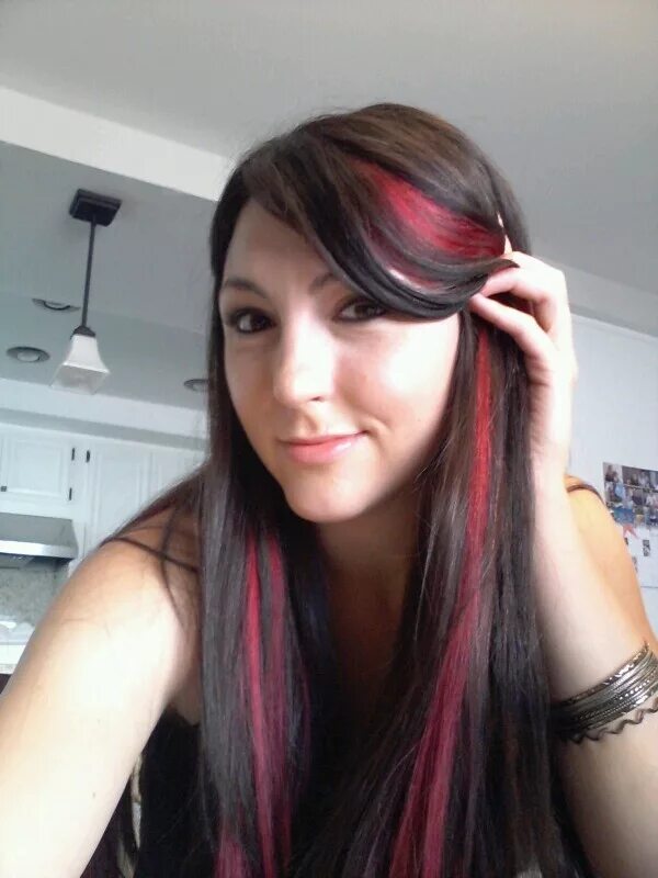 Красные пряди фото Dark brown hair with pink streaks Red hair streaks, Hair streaks, Hair color str