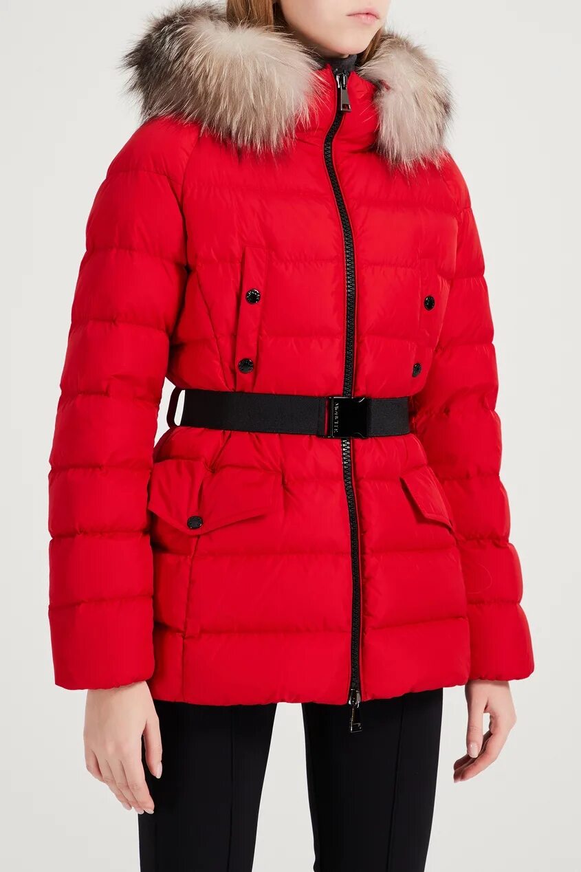 Красные пуховики фото Красный пуховик с меховой отделкой moncler SPORTLE