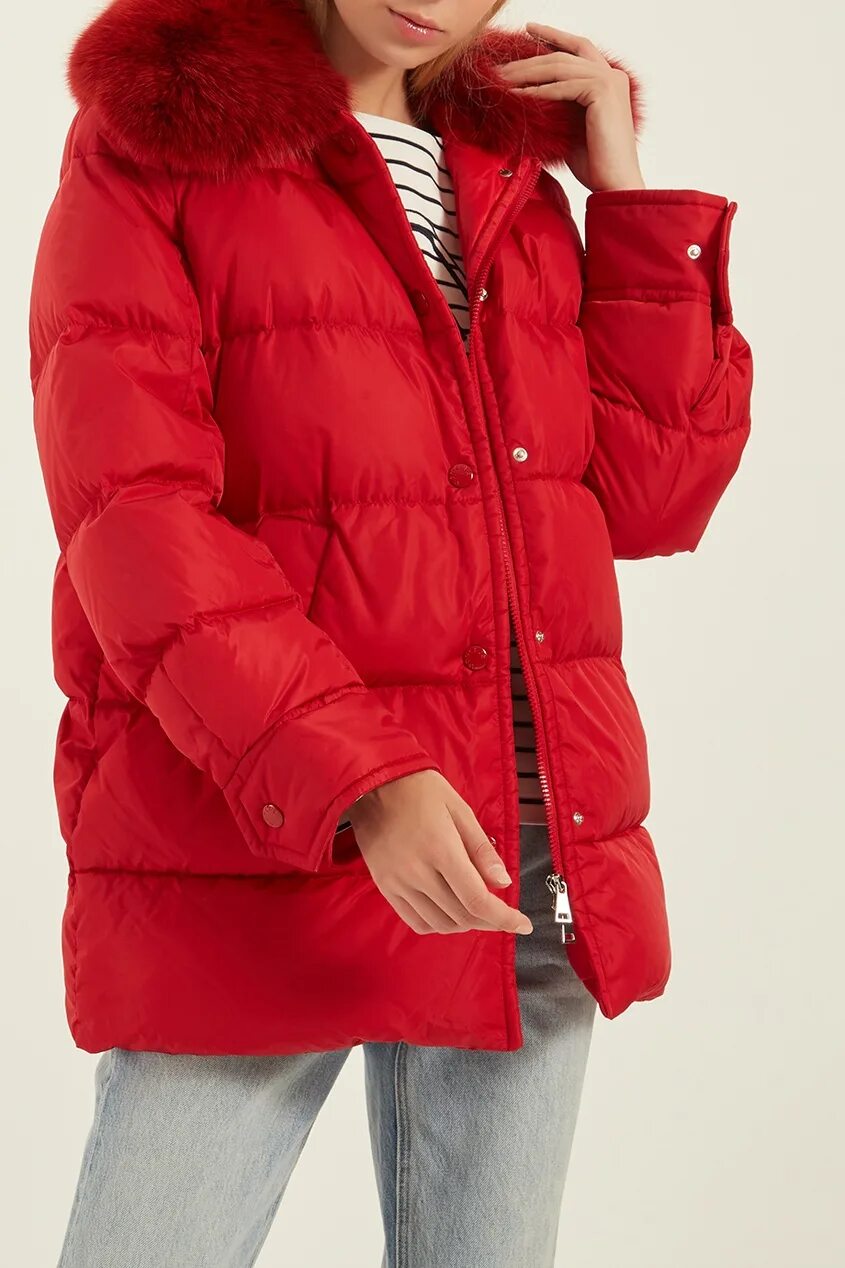 Красные пуховики фото Красная куртка с меховым воротником moncler SPORTLE