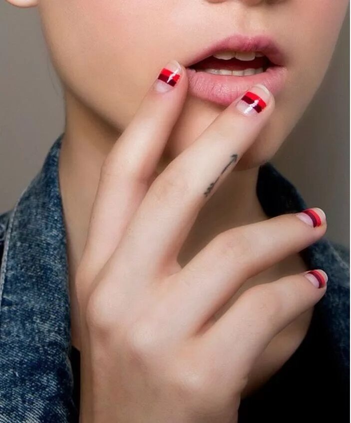 Красный дерзкий маникюр Pin de Bridget Rodriguez en Manis Nuevas tendencias de uñas, Uñas minimalistas, 