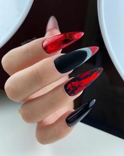 Красный дерзкий маникюр #nailart #manicure #nails #cute #minimalism #red #black #френч #design in 2020 M