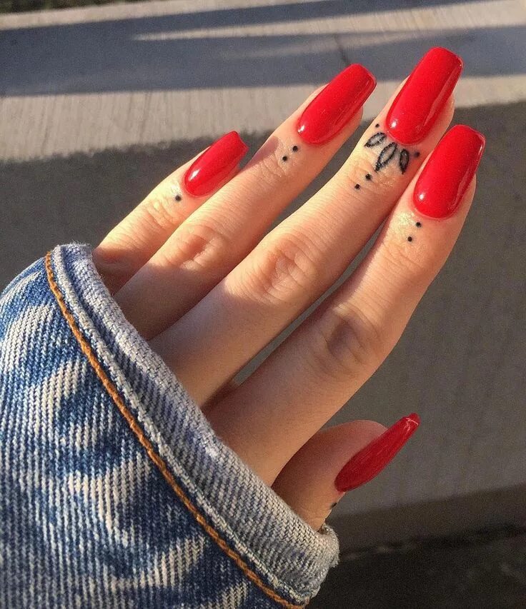 Красный дерзкий маникюр What Christmas manicure to choose for a festive mood in 2020 Tiny finger tattoos