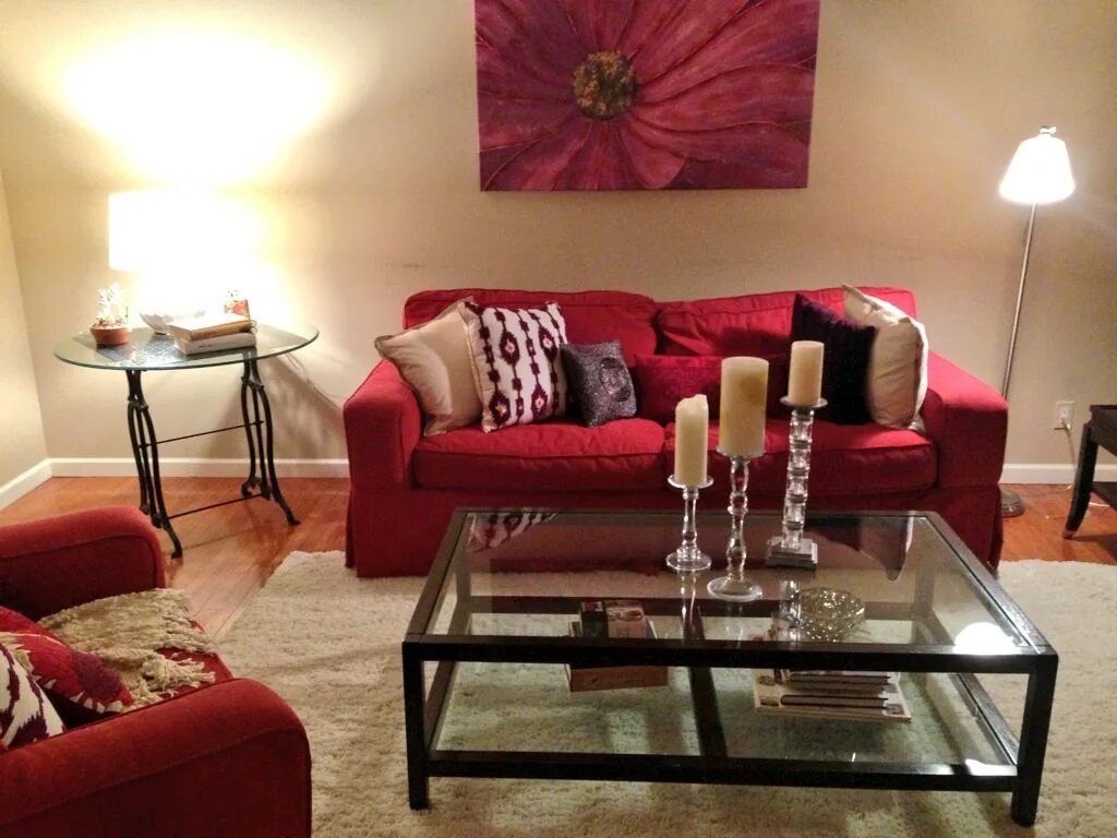 Красный диван в интерьере гостиной A loveseat and chair set instead of one large sofa Red couch living room, Couche