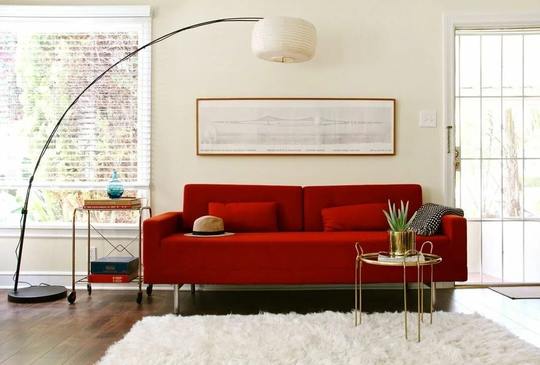 Красный диван в интерьере гостиной Nice 47 Brilliant Red Couch Living Room Design Ideas. More at https://hoomdsgn.c