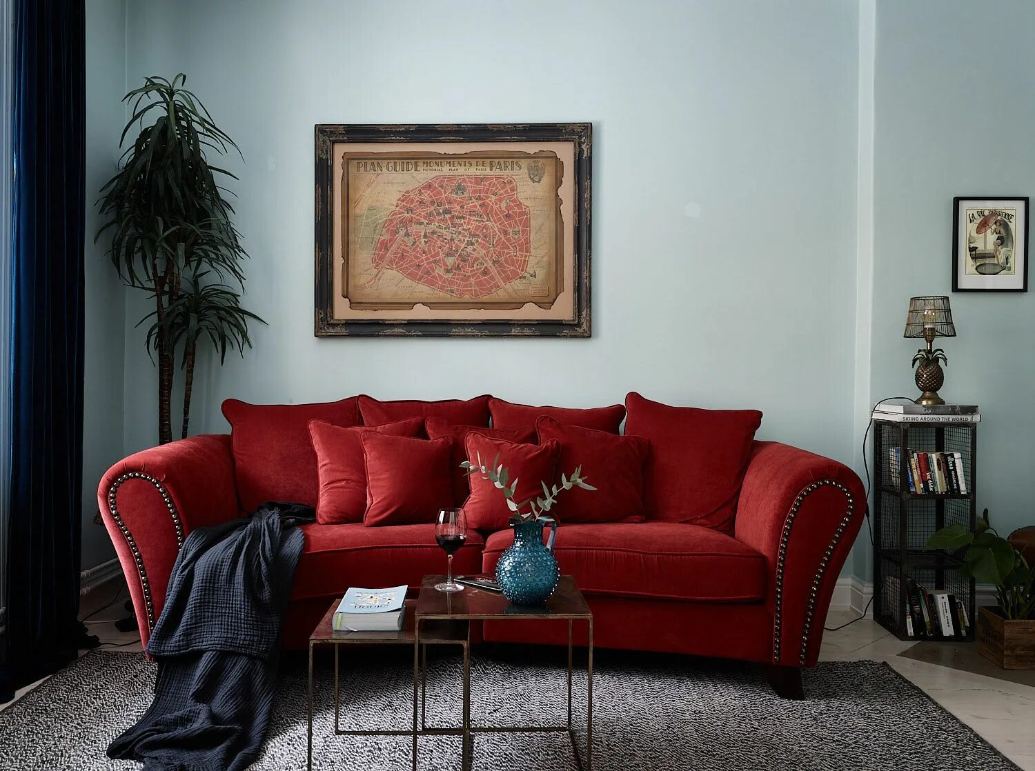 Красный диван в интерьере гостиной röd soffa och apor i köket homy details i 2019 Köket, Inredning och Historiska h