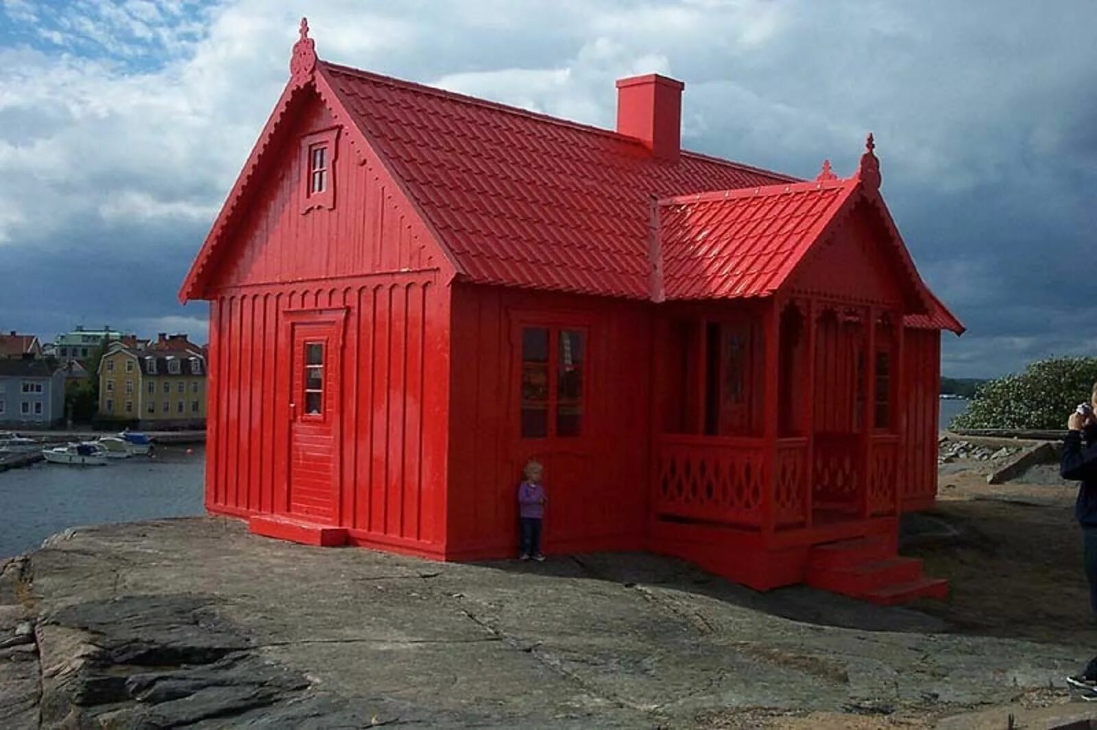 Красный дом фото с забором Photo 16 of 22 in RED by Chris Deam Red house, House, Exterior house colors