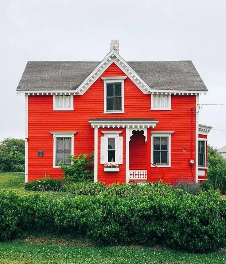 Красный дом фото с забором Could a house be any more charming?! ❣ (� � � House, Red house, House exterior