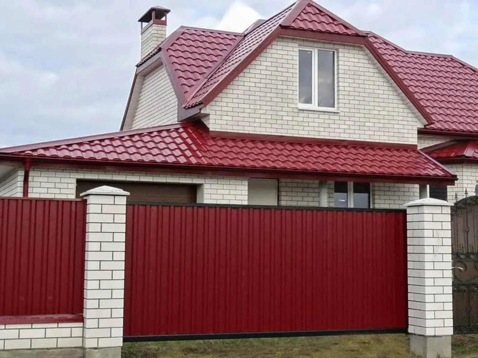 Красный дом фото с забором Картинки ЗАБОРЫ КРАСНОГО ЦВЕТА