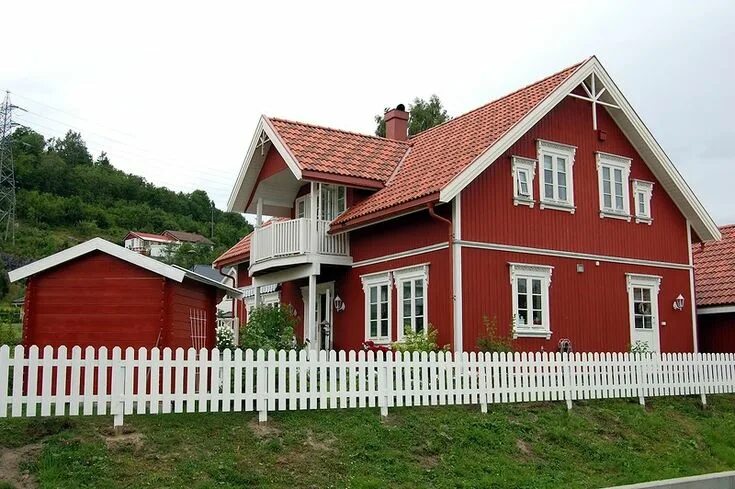 Красный дом фото с забором Норвежский сельский дом