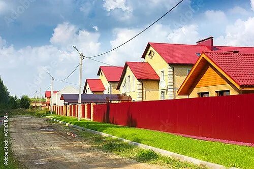 Красный дом фото с забором Постер Коттеджный поселок