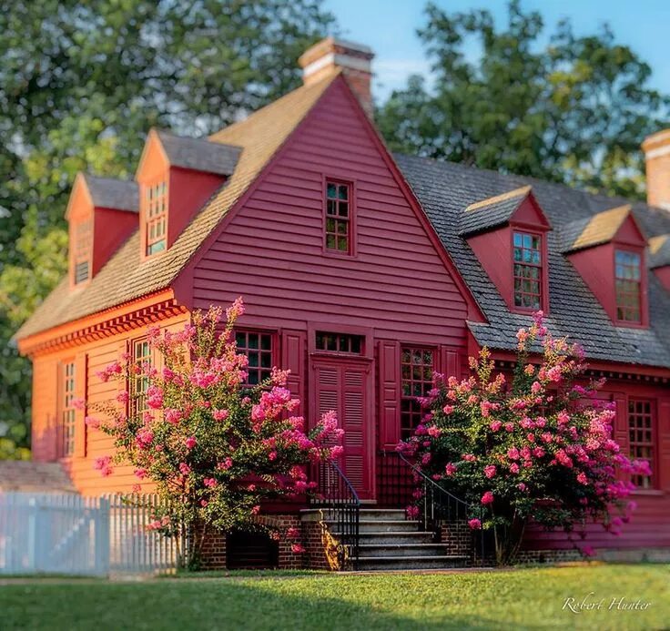 Красный дом фото с забором Whetherburn's Tavern Colonial house exteriors, Colonial exterior, Colonial willi