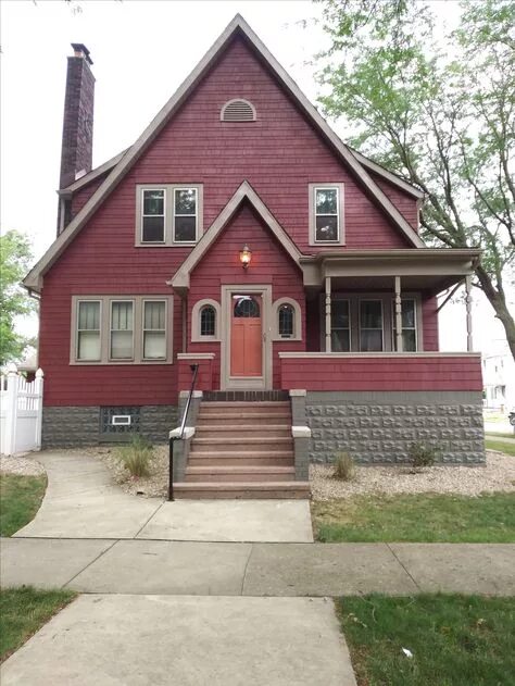 Красный дом как выглядит Beautiful Burgundy Exterior House Colors to Elevate Your Home's Curb Appeal