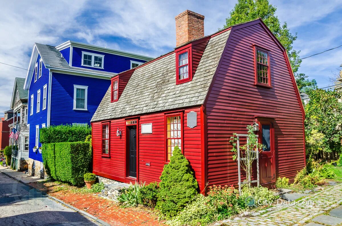 Красный дом как выглядит Historic colourful wooden house in newport