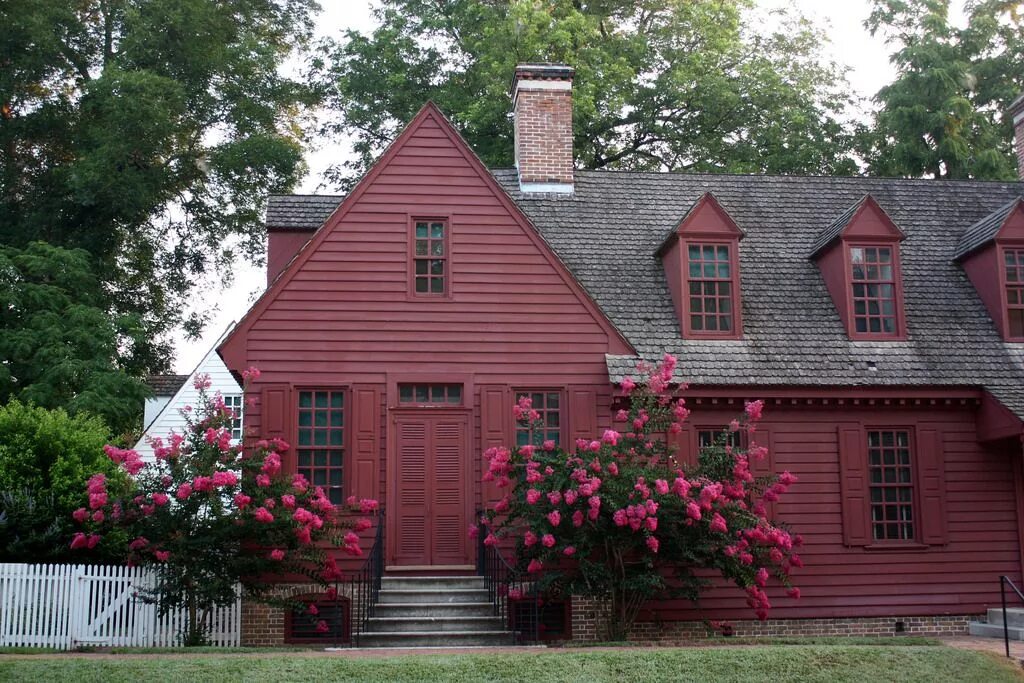 Красный дом как выглядит COLONIAL WILLIAMSBURG Colonial house exteriors, Colonial house, Saltbox houses
