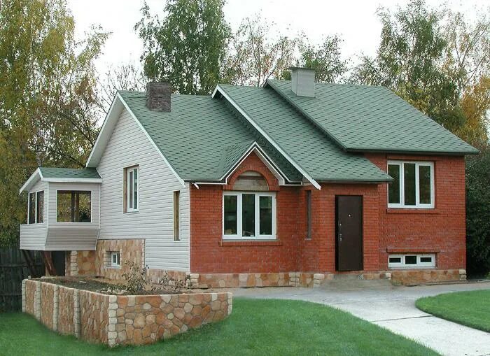 Красный дом с зеленой крышей фото Купить Гибкая черепица Plano Tema от производителя Icopal по цене 660 ₽ м2 в Мос