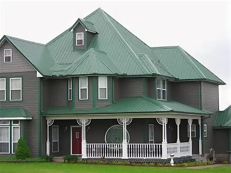 Красный дом с зеленой крышей фото Green roof house, Modern farmhouse exterior, House exterior