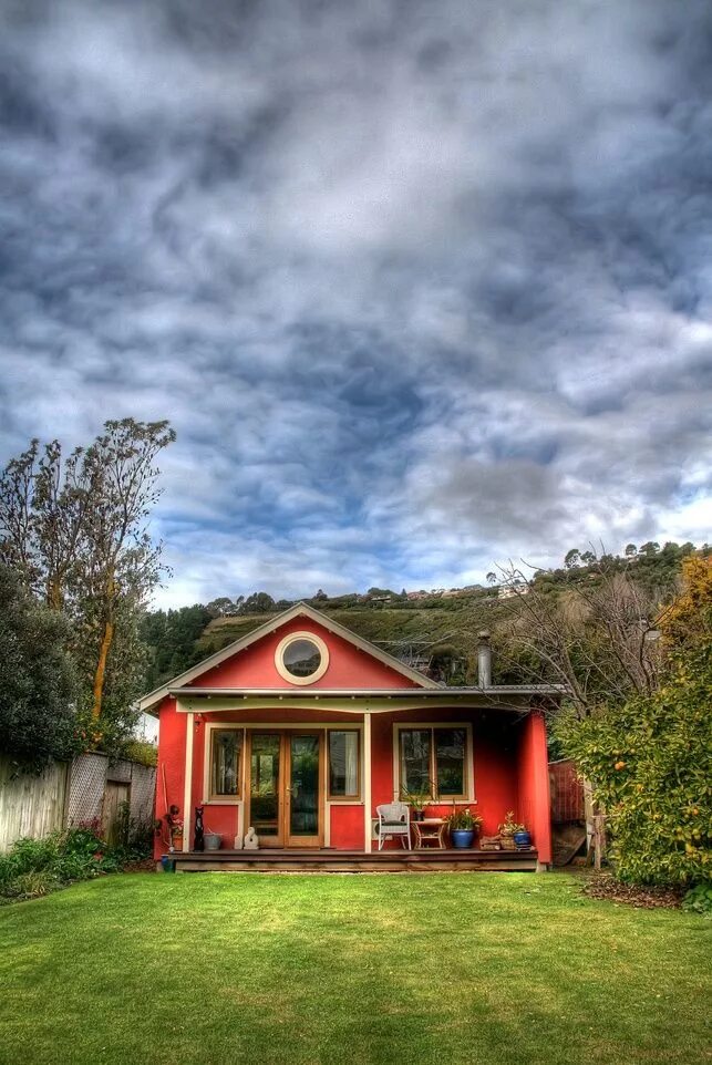 Красный домик фото love the sky Tiny cottage, Small house, Little cottages