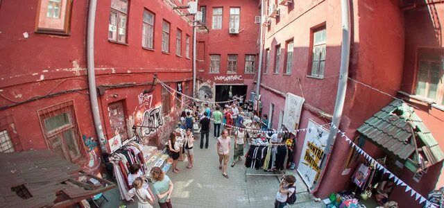 Красный дворик комсомольская ул 11 фото Не только "Ў": арт-директор галереи о том, где еще тусуется белорусская богема