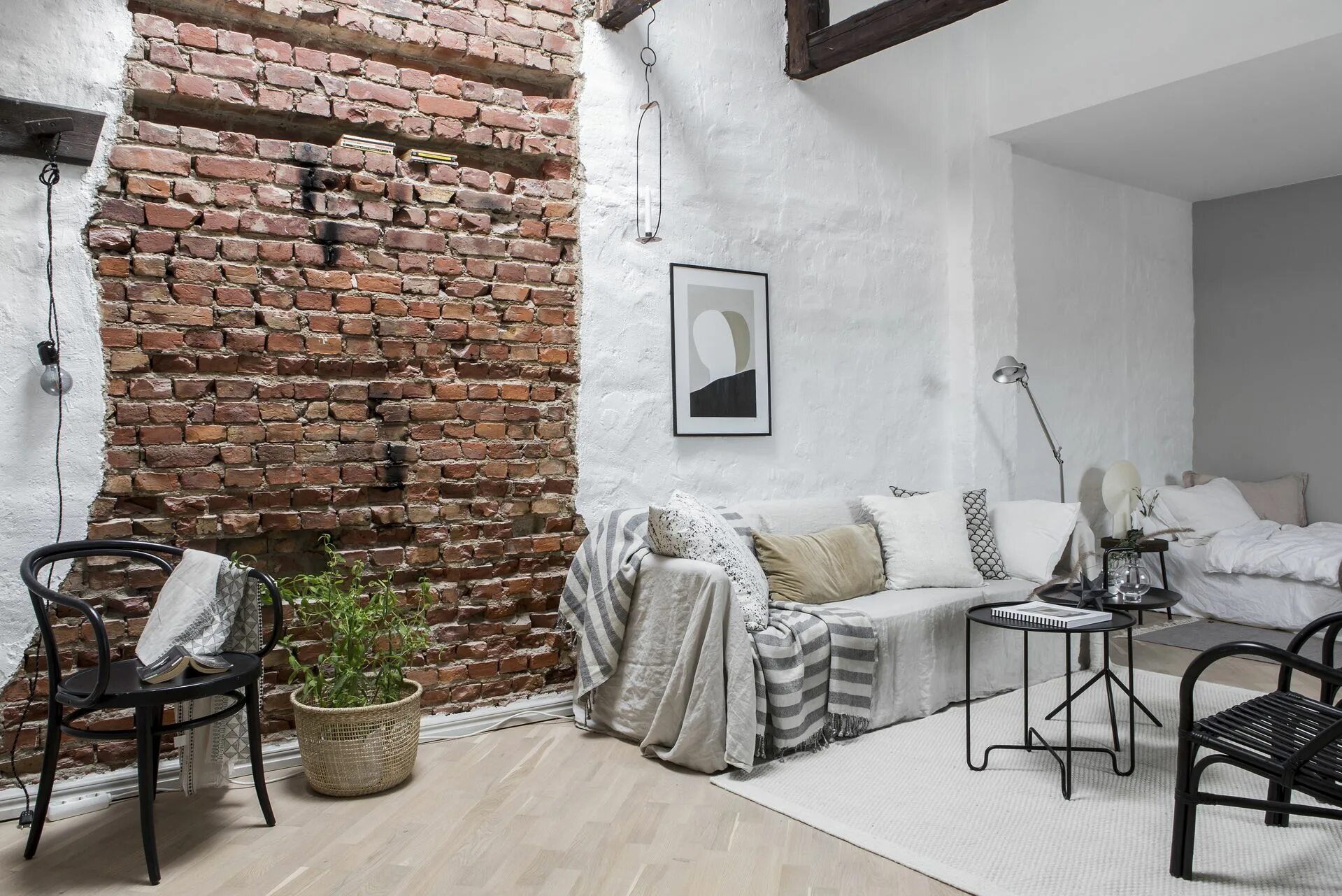 Красный и белый кирпич в интерьере Un studio à la lumière zénithale Minimalist living room, Minimalist living, Room
