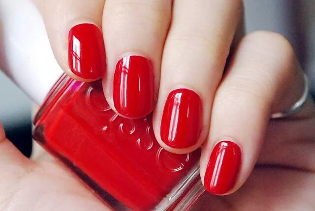 Красный лак ногтях фото Vomiting Rainbows: Jelly Apples Essie nail polish colors, Nail colors, Essie red