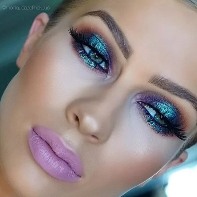 Красный макияж для голубых глаз Iridescent metallic makeup look. Reminds me of the " futuristic " early 2000's :