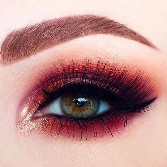 Красный макияж для карих глаз #makeup #glossy #redvelvet #lashes #beautyful #glitter #glittermakeuplook Дымчат