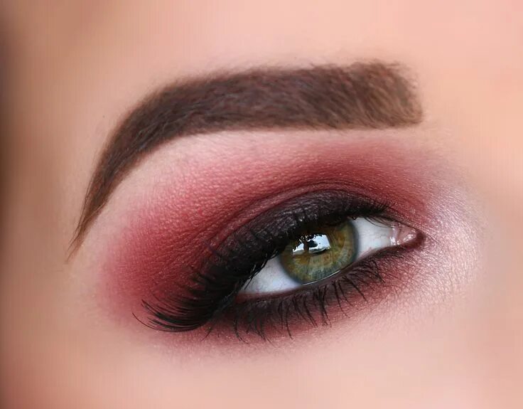 Красный макияж для зеленых глаз Deep Maroon Halo Smokey eye makeup, Smokey eye makeup tutorial, Eye makeup