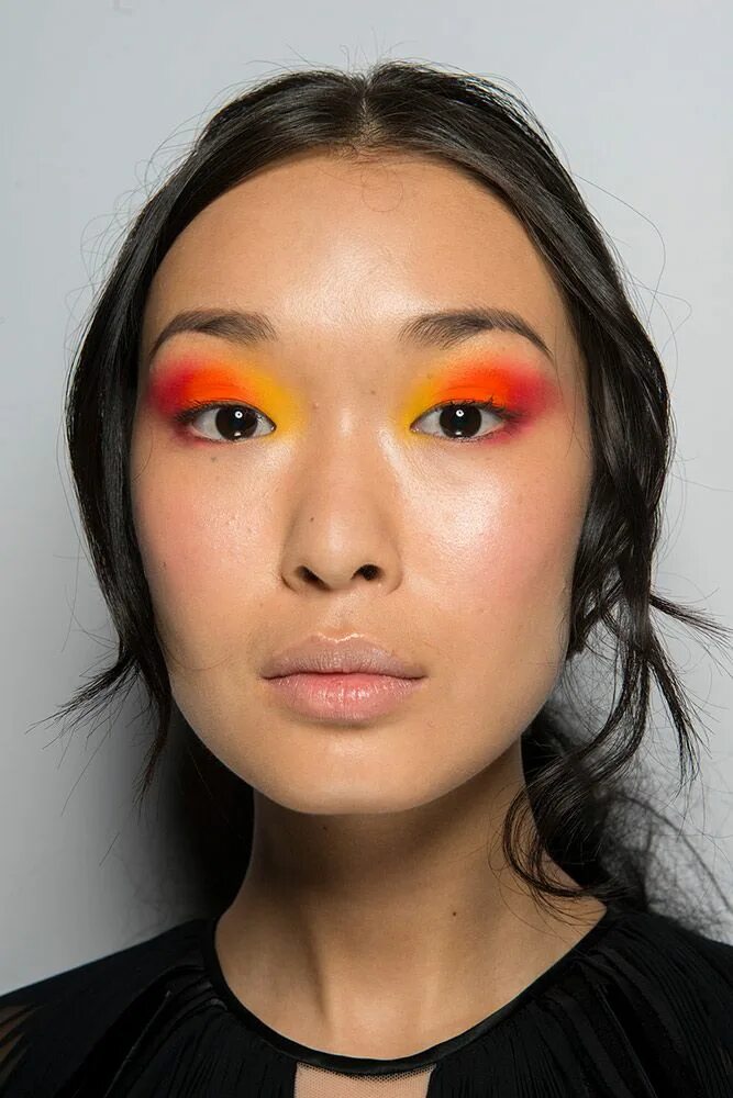 Красный макияж нависшее веко 6 Colorful and Creative Makeup Trends Straight From the Fall 2017 Runways Yellow