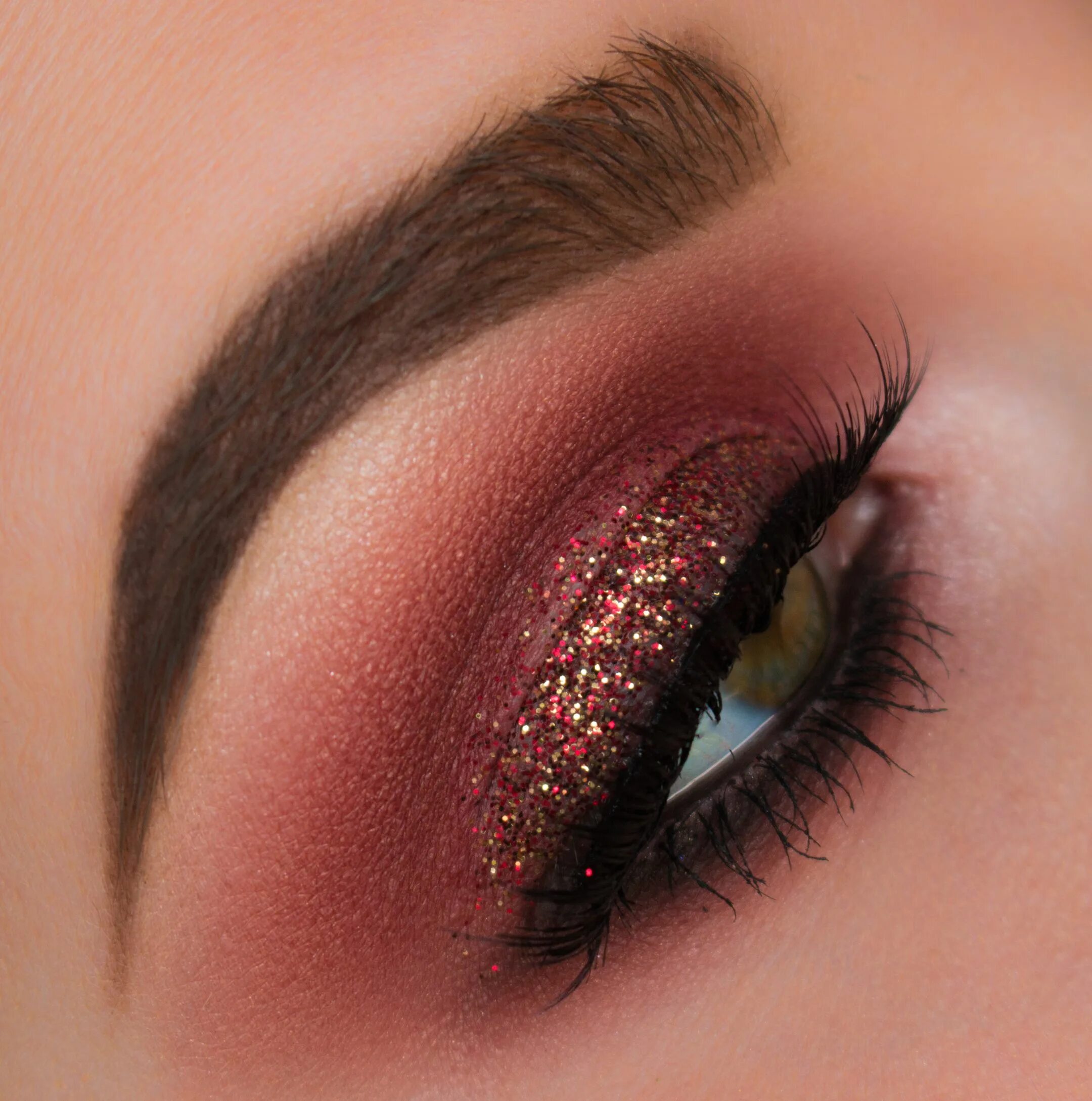 Красный макияж нависшее веко Burgundy Red Smokey Eye Smokey eye makeup, Red smokey eye, Smokey eye makeup tut