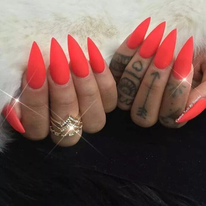 Красный маникюр 2024 на острые ногти Gorgeous bright red stiletto nails Nails, Diamond nails, White acrylic nails