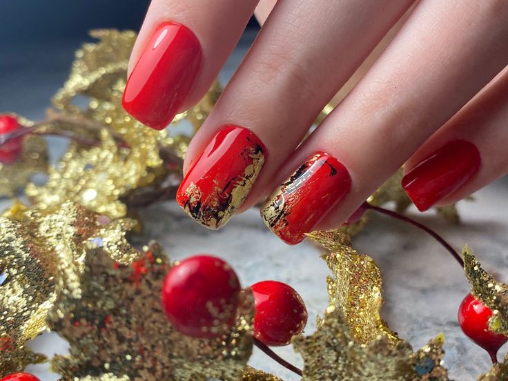 Красный маникюр 2024 с фольгой Красный маникюр с золотой фольгой Red peppercorn, Red, Nails