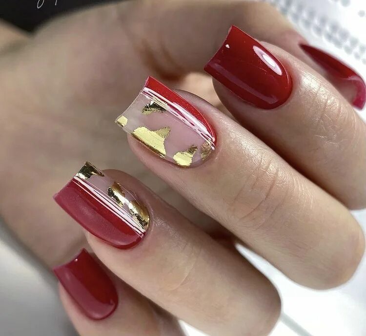 Красный маникюр 2024 с фольгой Pin en Uñas lindas Manicura de uñas, Uñas elegantes y sencillas, Uñas sencillas 