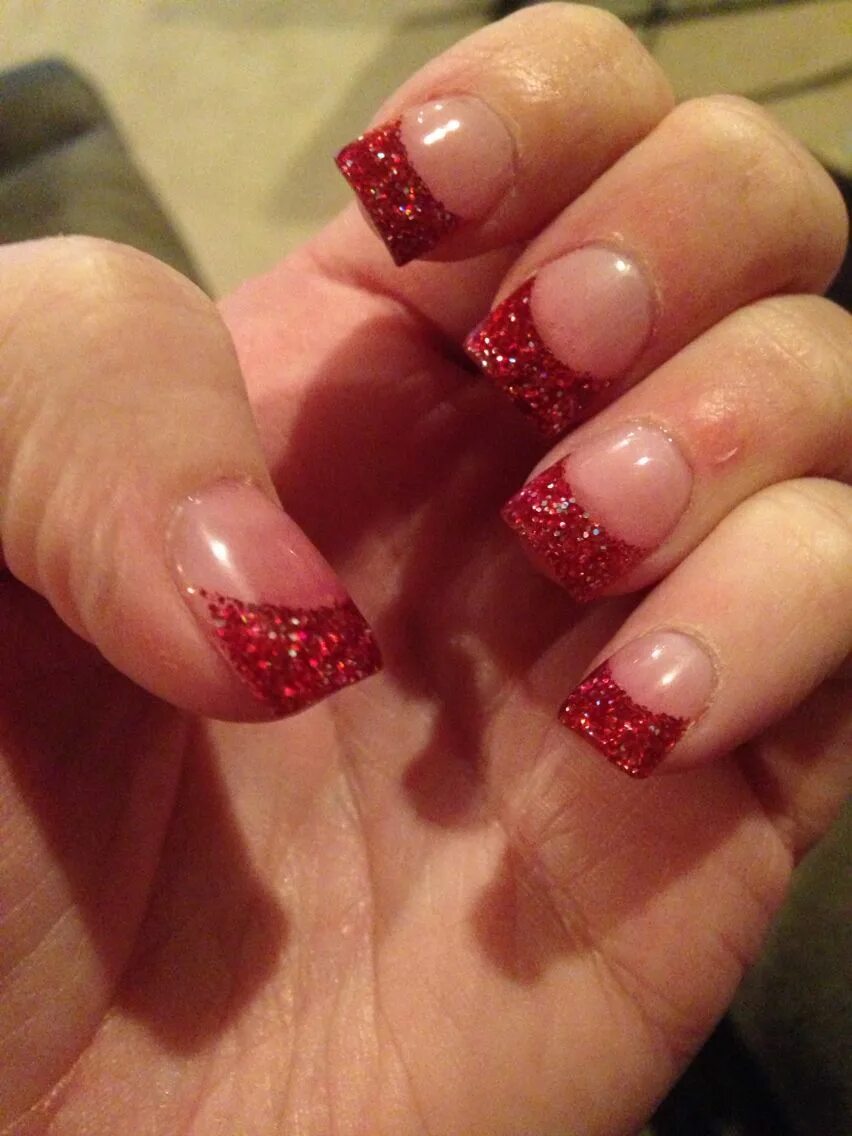 Красный маникюр блестящий френч Red glitter tips solar nails Christmas Red nails glitter, Glitter tip nails, Red