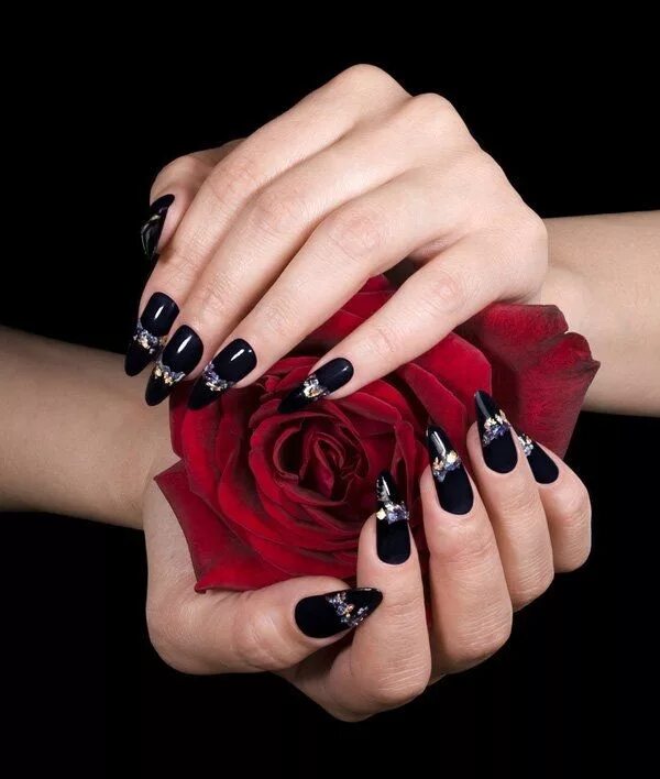 Красный маникюр черный фон schwarze-gel-nägel-stiletto-nagelschmuck-strass-dekosteine Festive nail designs,