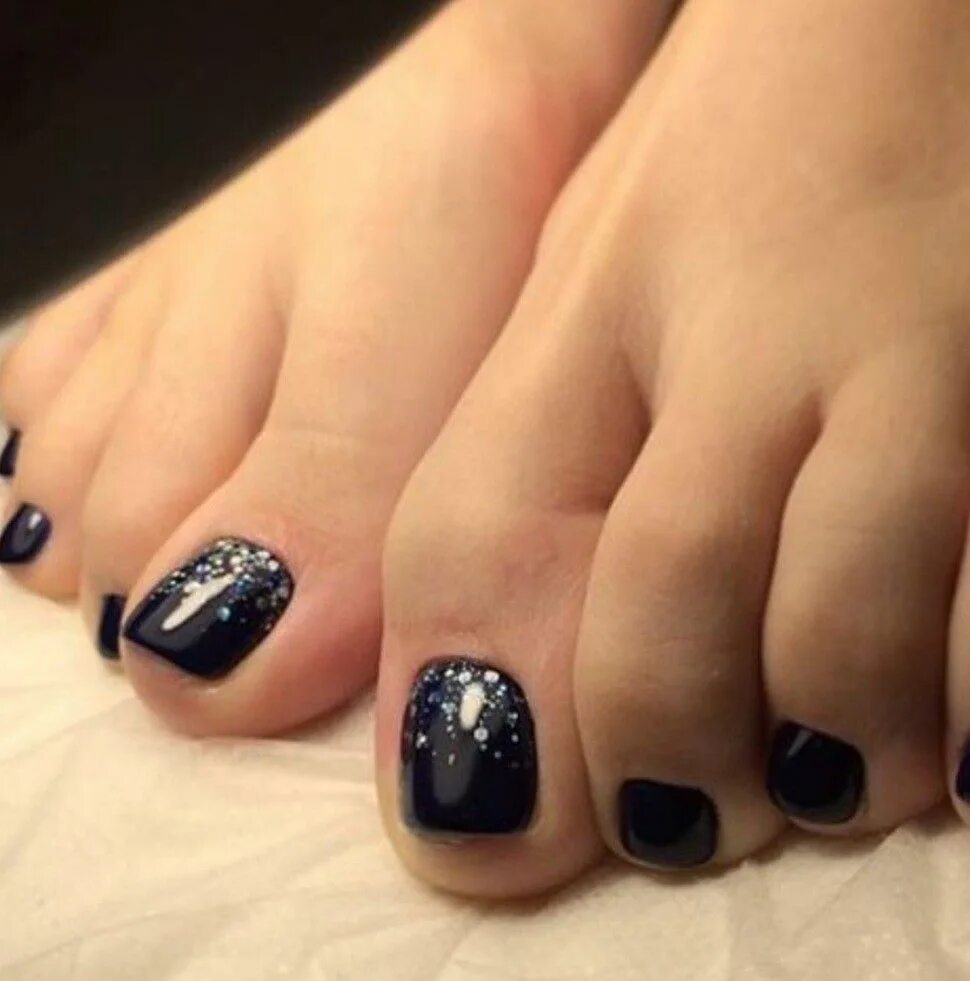 Красный маникюр черный педикюр Simple Toe Polish Design Pedicure designs toenails, Black toe nails, Pedicure de