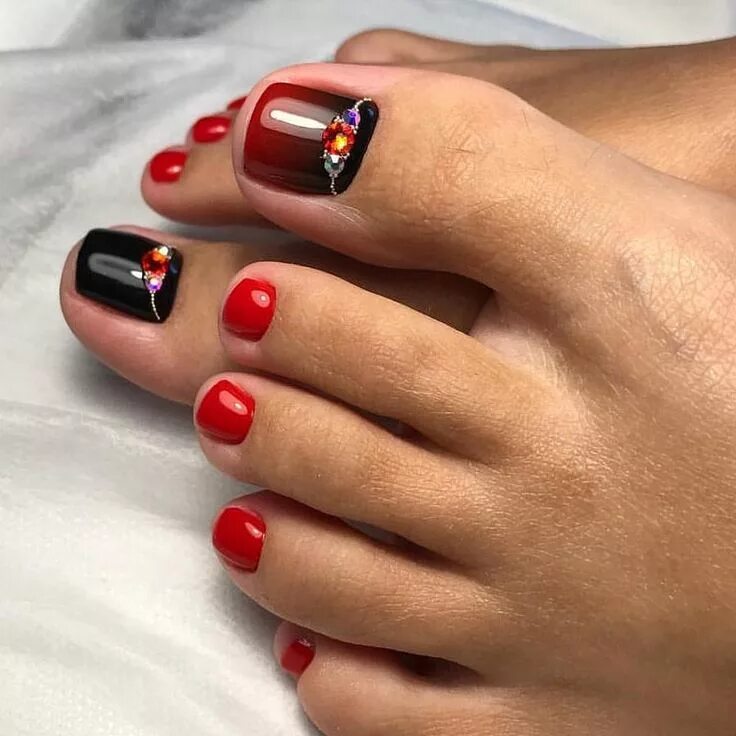 Красный маникюр черный педикюр ⏩@manic_kabinet_tomsk #маникюр #дизайнногтей #nails #manicure #педикюр #препарат