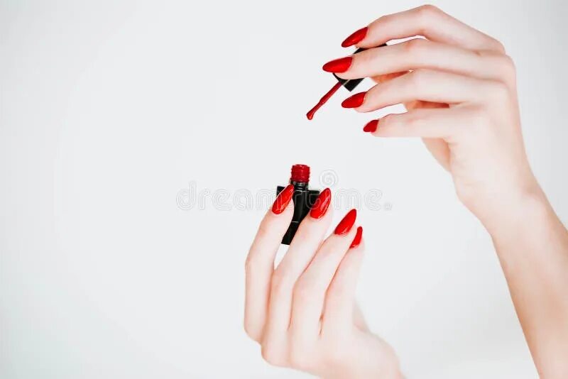 Красный маникюр фон Beautiful Girl Showing Red Manicure Nails. Red Nail Polish Bottle on White Backg