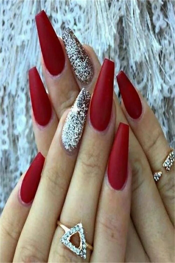 Красный маникюр форма балерина Christmas Nails For Beautiful Holiday Fashion Red matte nails, Christmas nails a