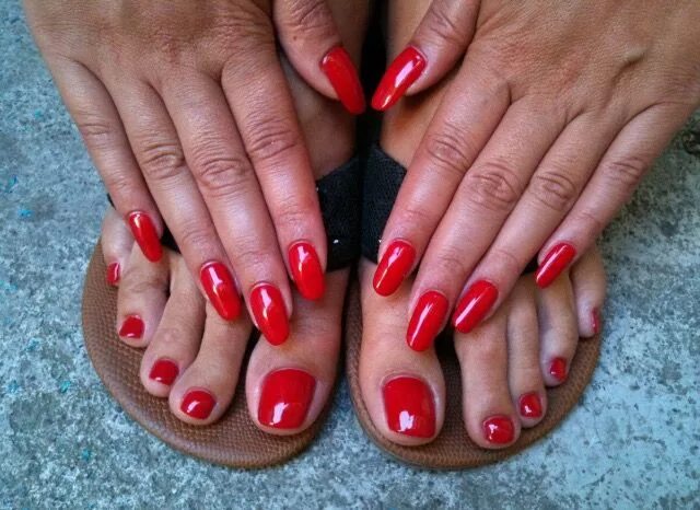 Красный маникюр и педикюр в одном стиле CND shellac : Hollywood VS Wildfire Cnd shellac, Red shellac nails, Shellac