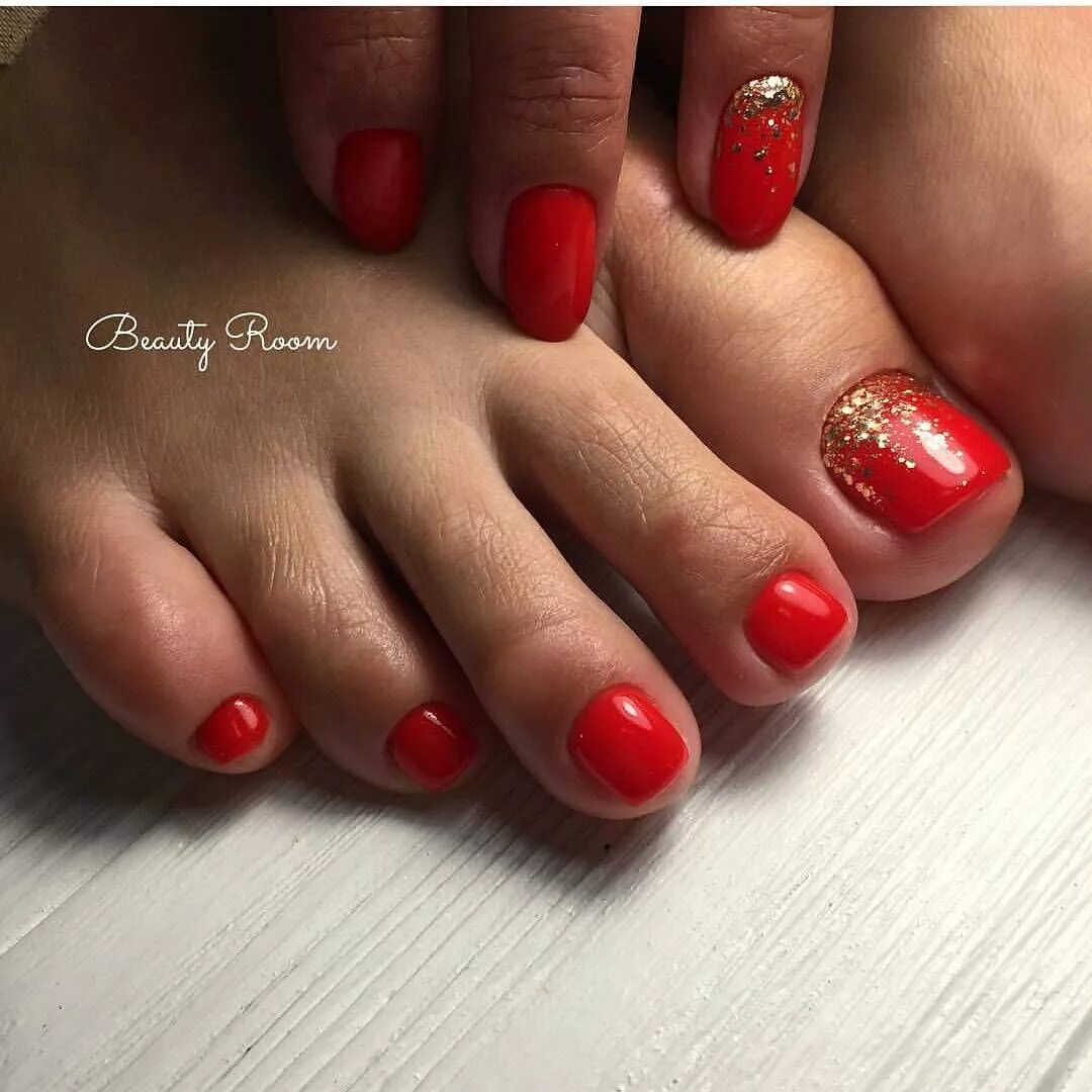 Красный маникюр и педикюр в одном стиле Страстный красный ❤ автор @beautyroom_vp #маникюр #дизайнногтей #маникюрпедикюр 