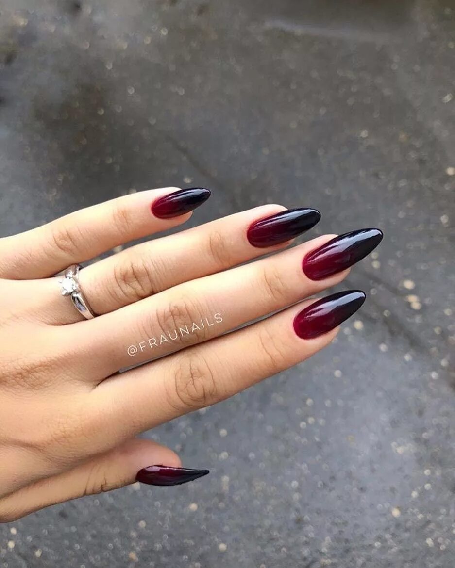 Красный маникюр на длинные миндальные ногти Работа мастера @fraunails г. Москва Red nail art designs, Gel nails, Red nail ar