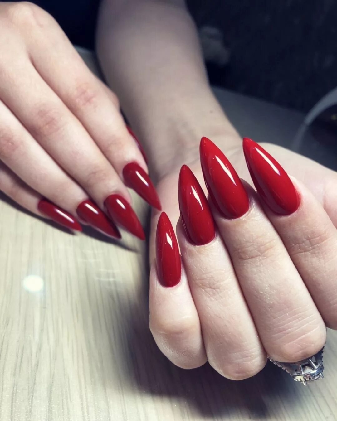 Красный маникюр на длинные миндальные ногти Powerful classics ⚡ ⠀ #goodmanicure #fashionnails #naildesigns #nailsforyou #gol
