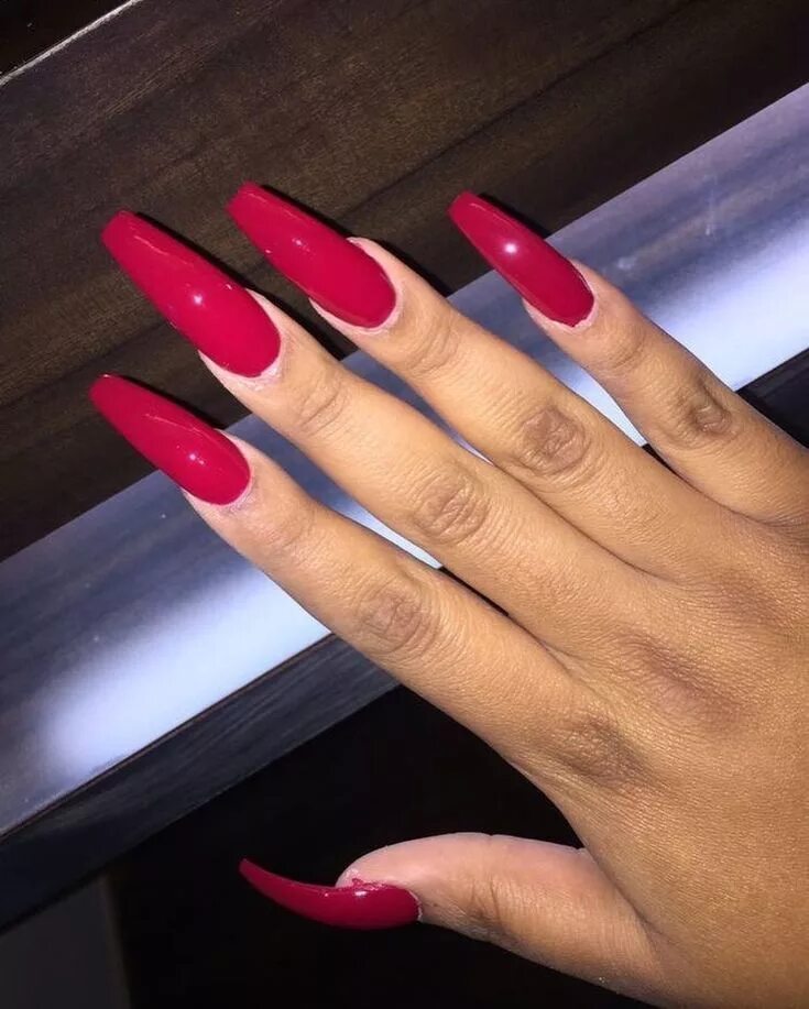 Красный маникюр на длинные ногти Glossy red coffin nails Uñas de acrílico largas, Manicura de uñas, Uñas de gel b