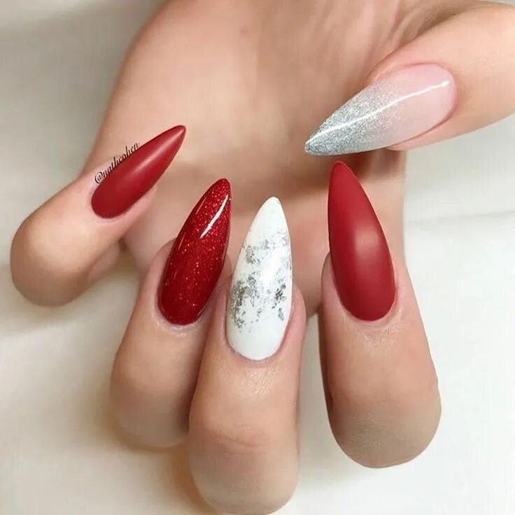 Красный маникюр на длинные ногти миндалевидной формы Fabulous acrylic nail art design - red marble and glitter pink nail #nail #naila