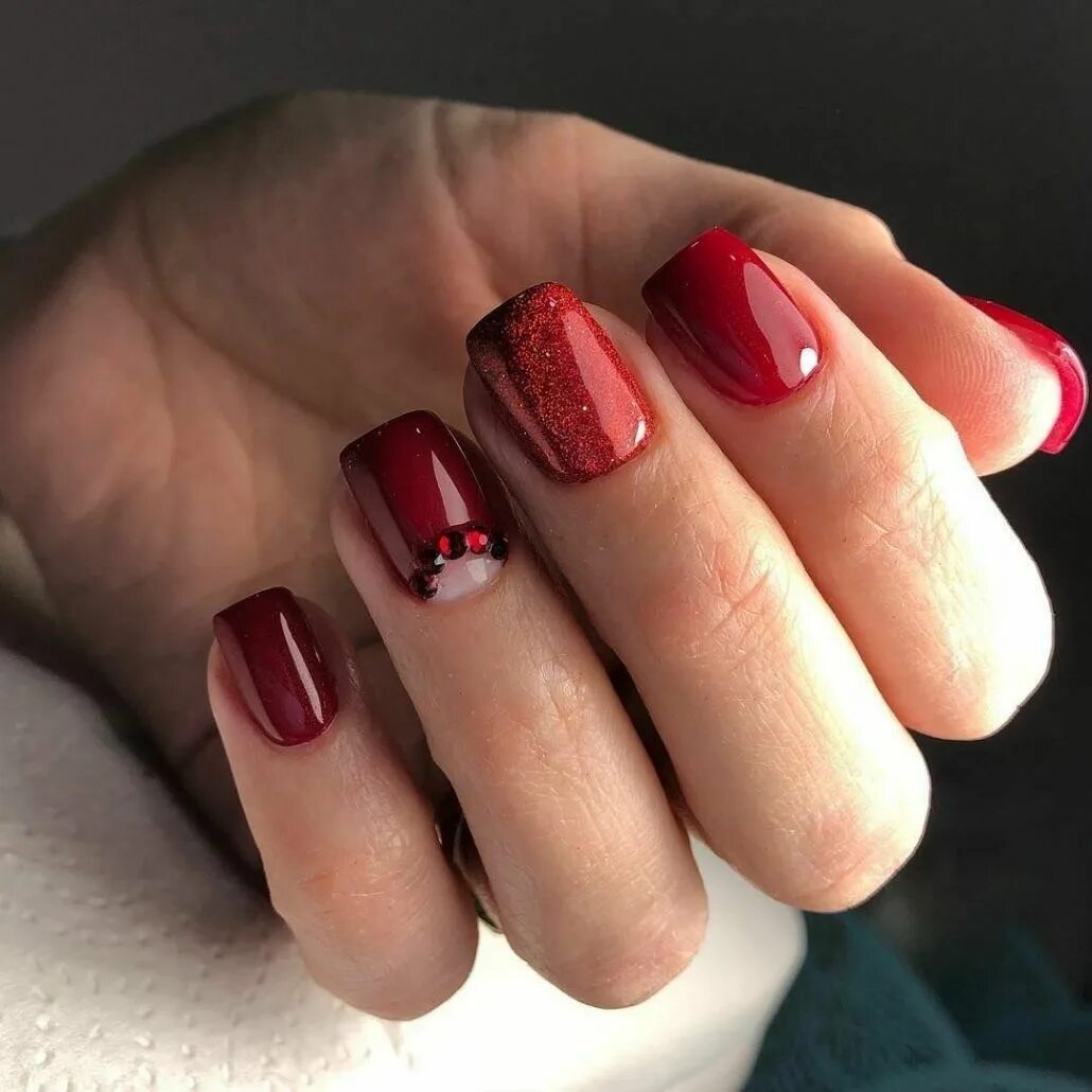 Красный маникюр на короткие ногти квадратной формы Pin de Leona en NAIL ART Uña decoradas, Uñas, Uña