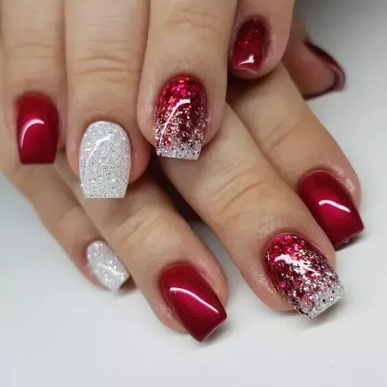 Красный маникюр на квадратные ногти с блестками 40+ Christmas Nail Art Designs for Short and Medium Nails Christmas gel nails, N