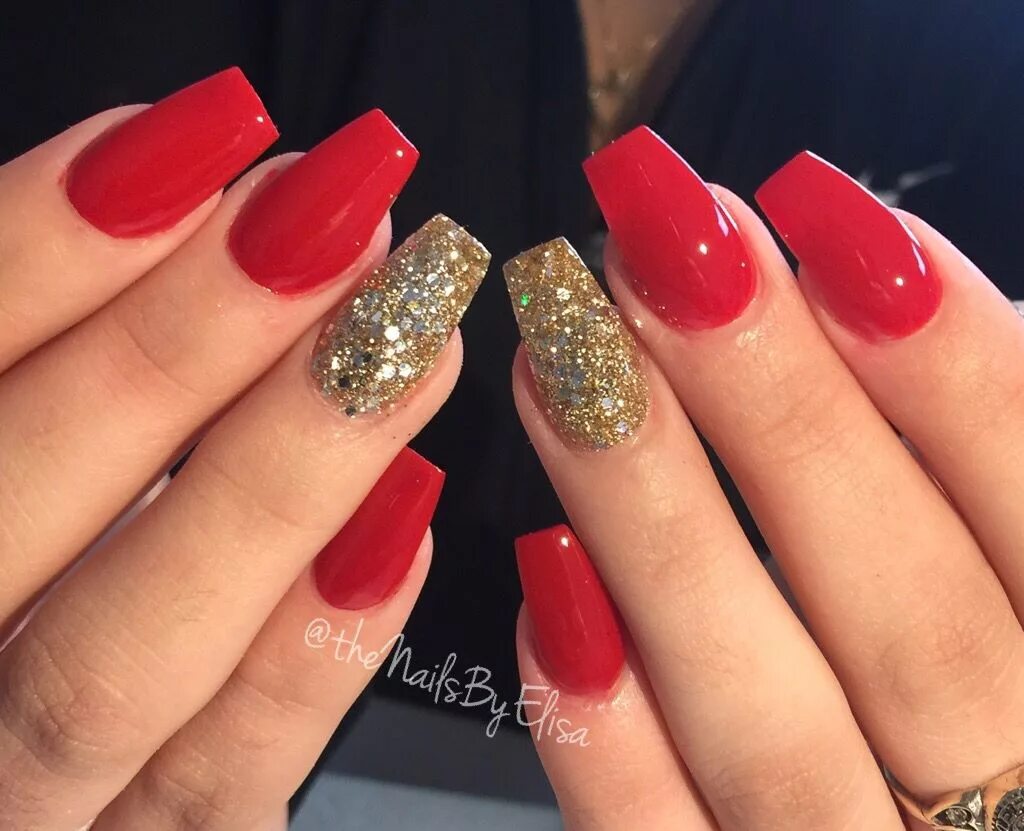 Красный маникюр на квадратные ногти с блестками Red and gold acrylic nails. #untouched #nofillter #redandgoldnails Gold acrylic 