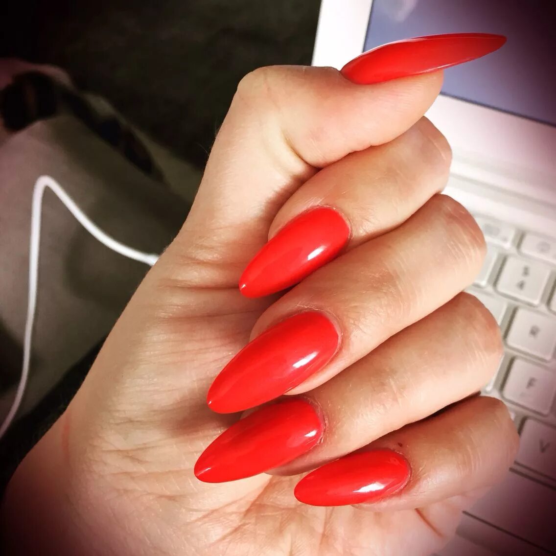 Красный маникюр на миндаль Pin van gwenthelpn op Nails